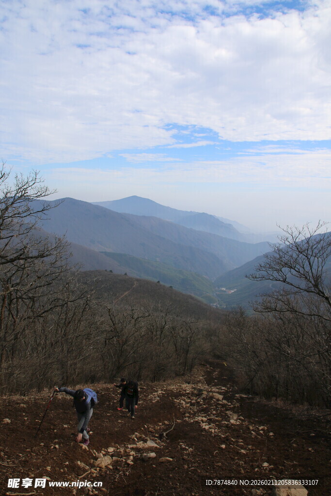 山间徒步者的壮丽风景