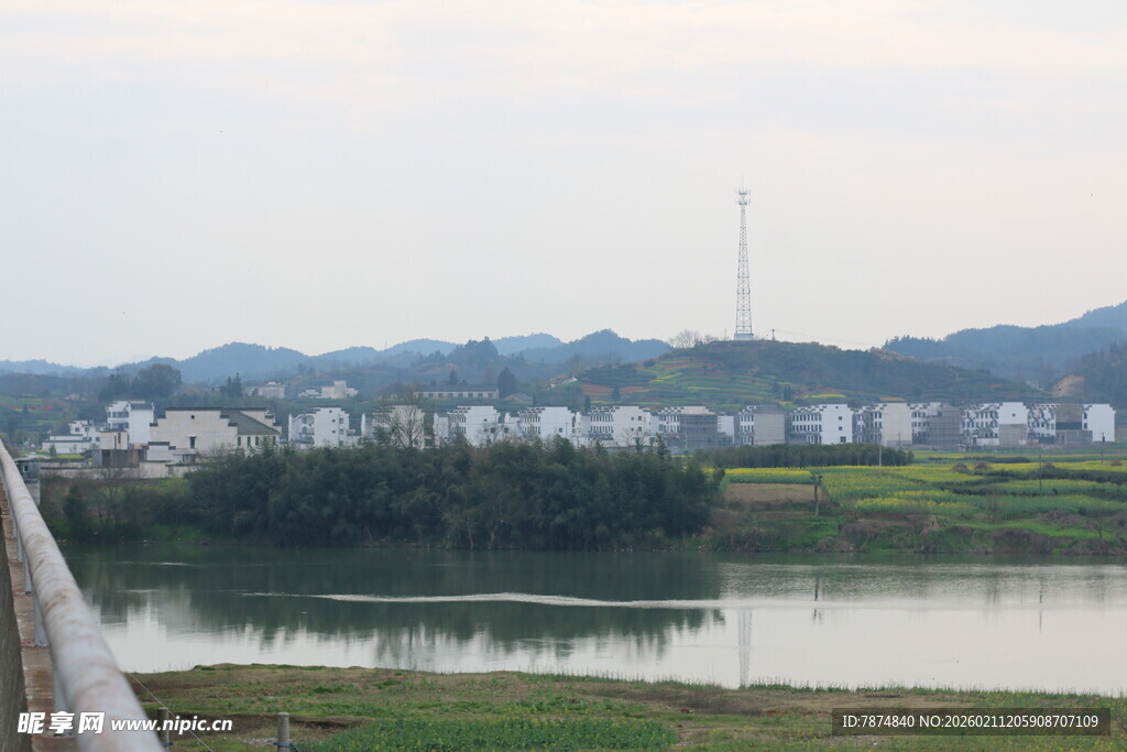 湖畔乡村风光美景