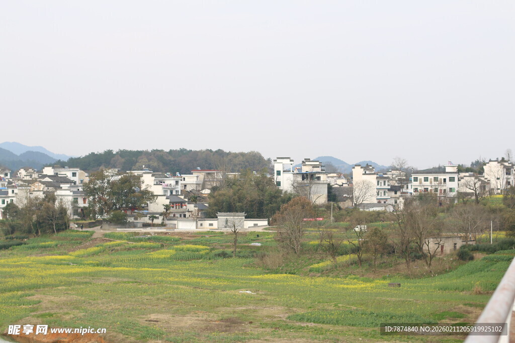 乡村田野与远处建筑景观