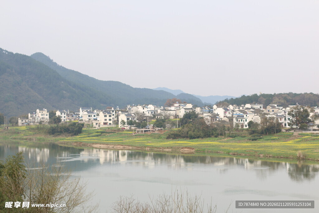 湖畔城镇风光 山水相依