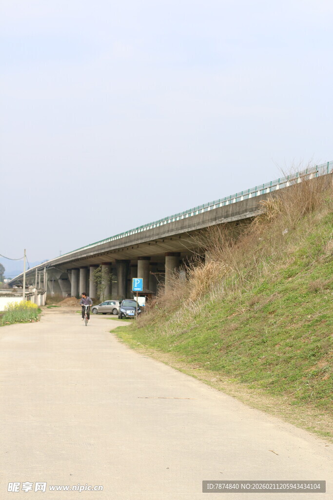 公路旁的高架桥