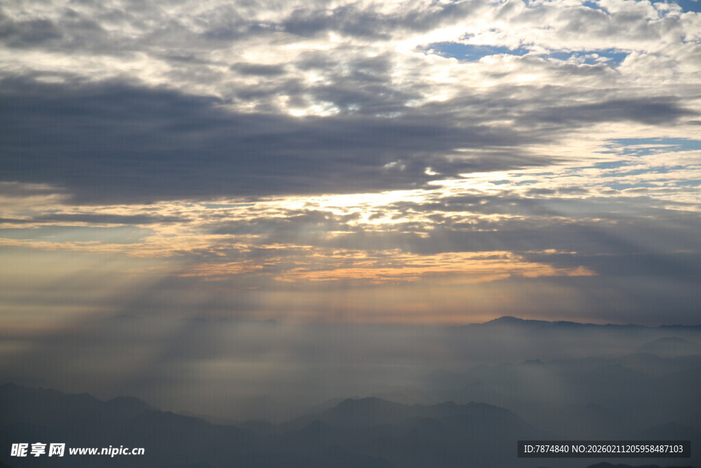 海上日出时的壮丽霞光