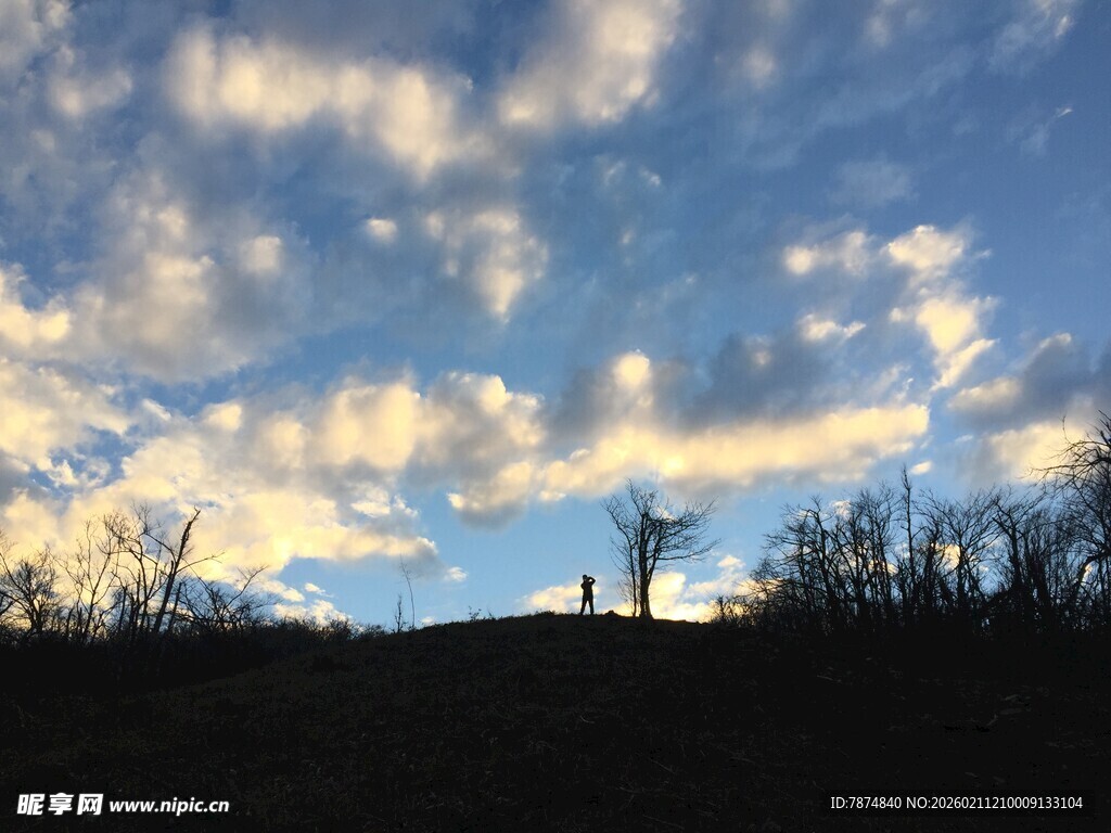 夕阳下的旷野与孤独身影
