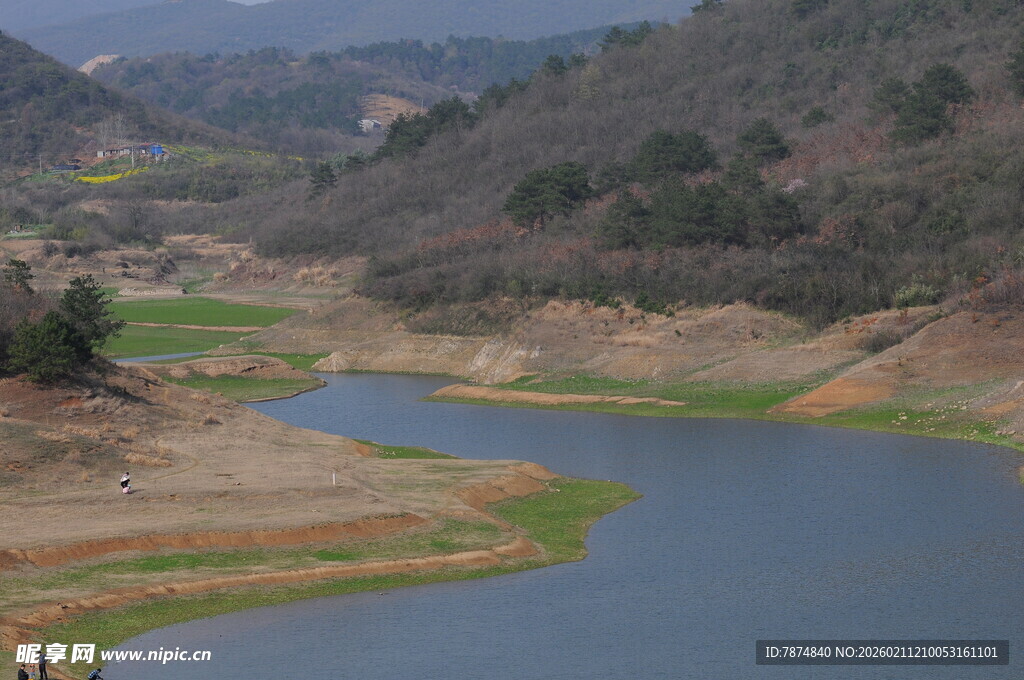 山间宁静湖泊风光