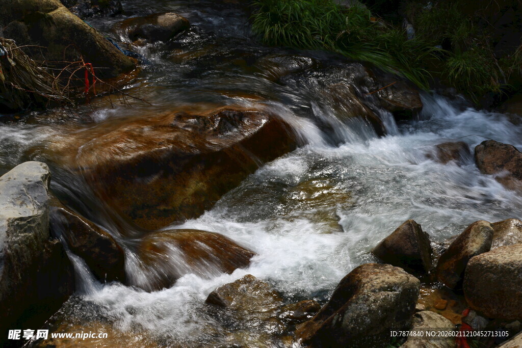 山间溪流潺潺过石间
