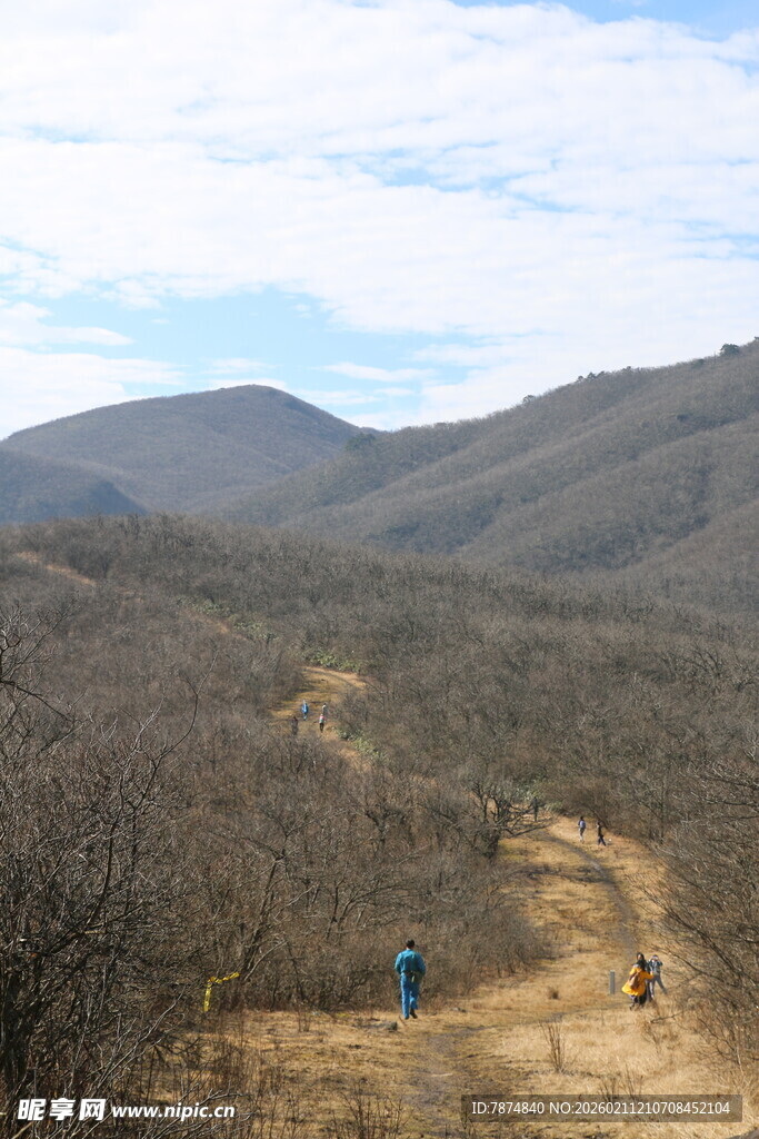 山间徒步者的自然之旅