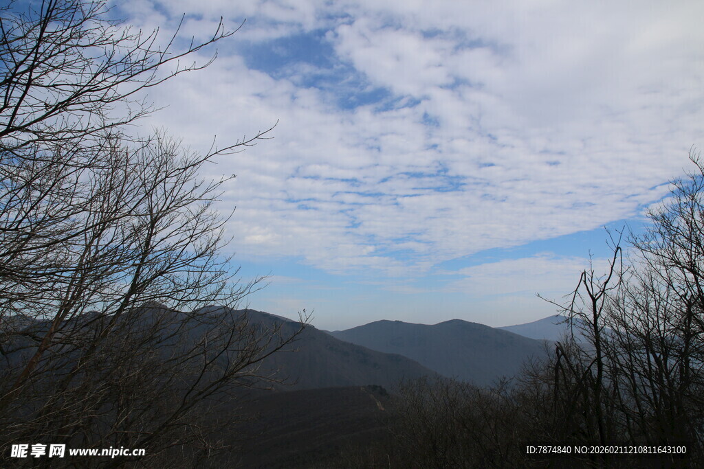山峦云海间的自然景致