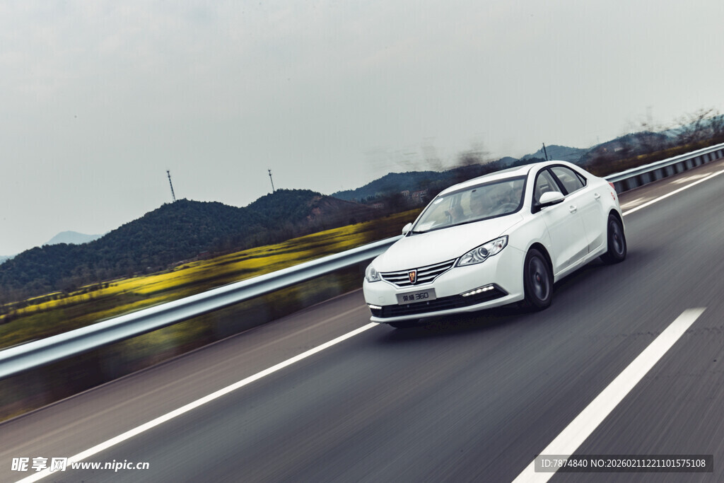 婺源公路上行驶的白色轿车