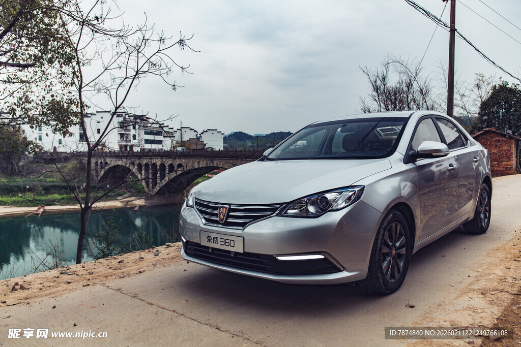 婺源银色轿车停靠于水边路旁