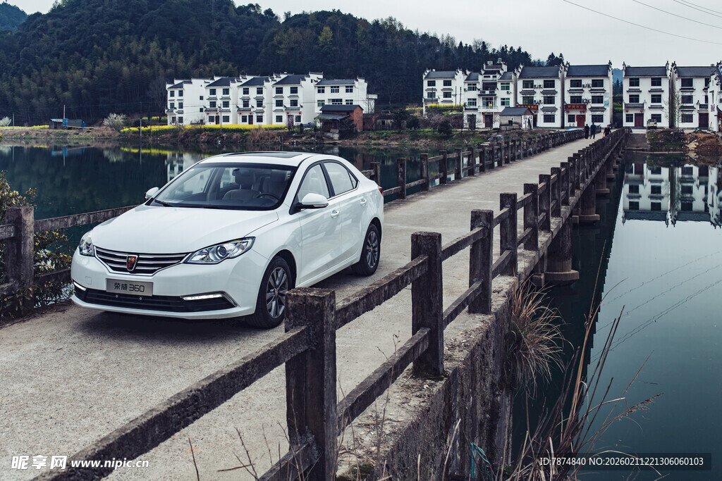 婺源桥上行驶的白色轿车