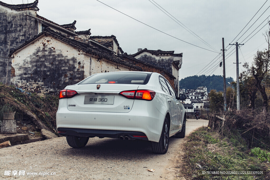 婺源乡村小道上的白色轿车