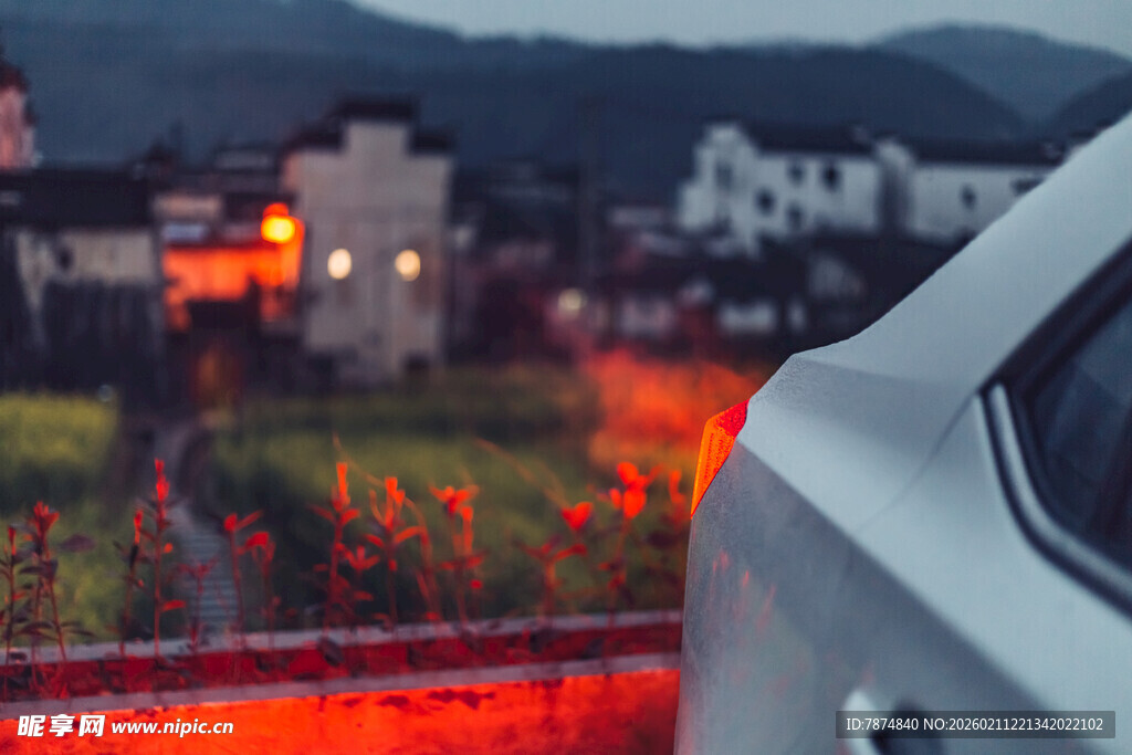 婺源车窗外的乡村暮色风景