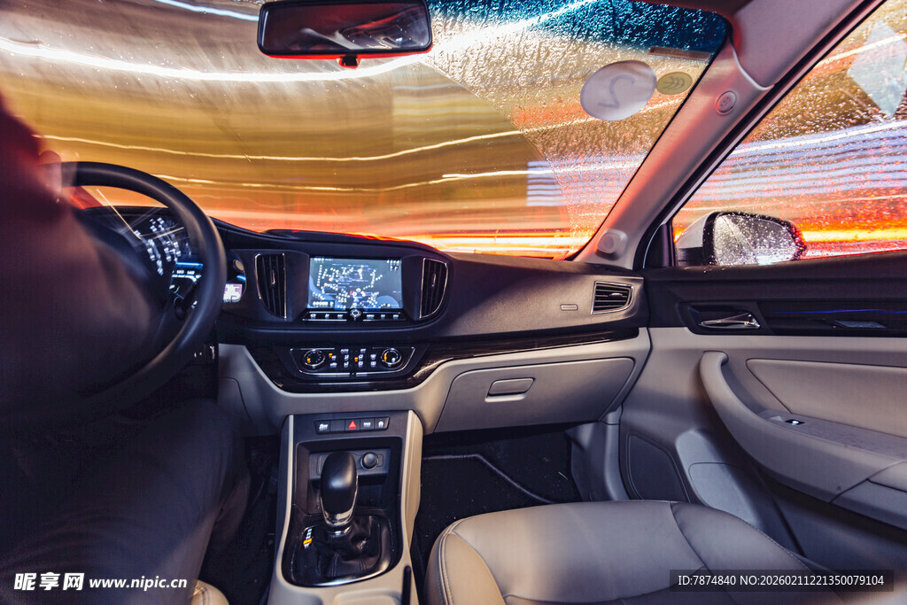 婺源车内视角的夜间驾驶景象