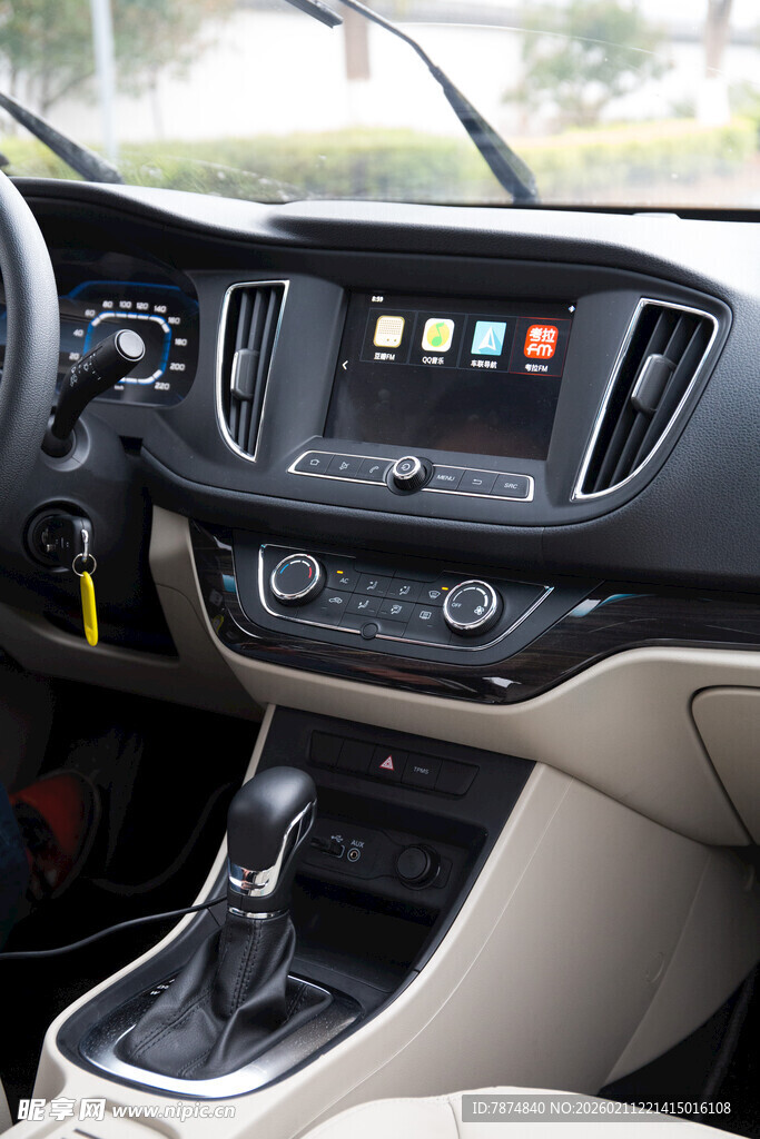 婺源汽车内饰中控台特写