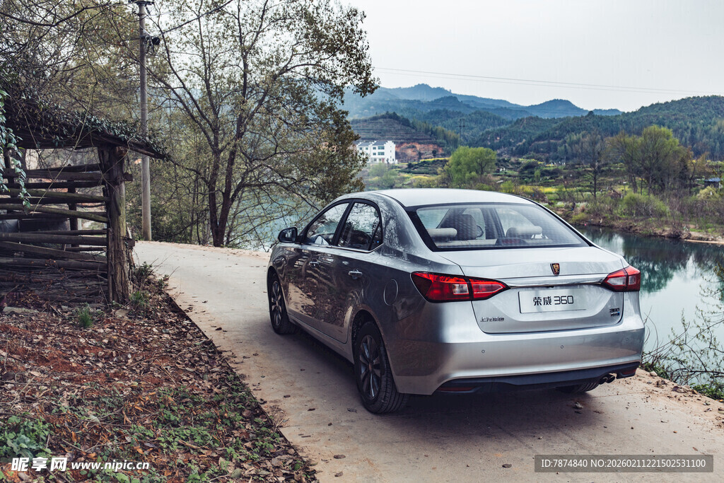 婺源银车停于山水间小路