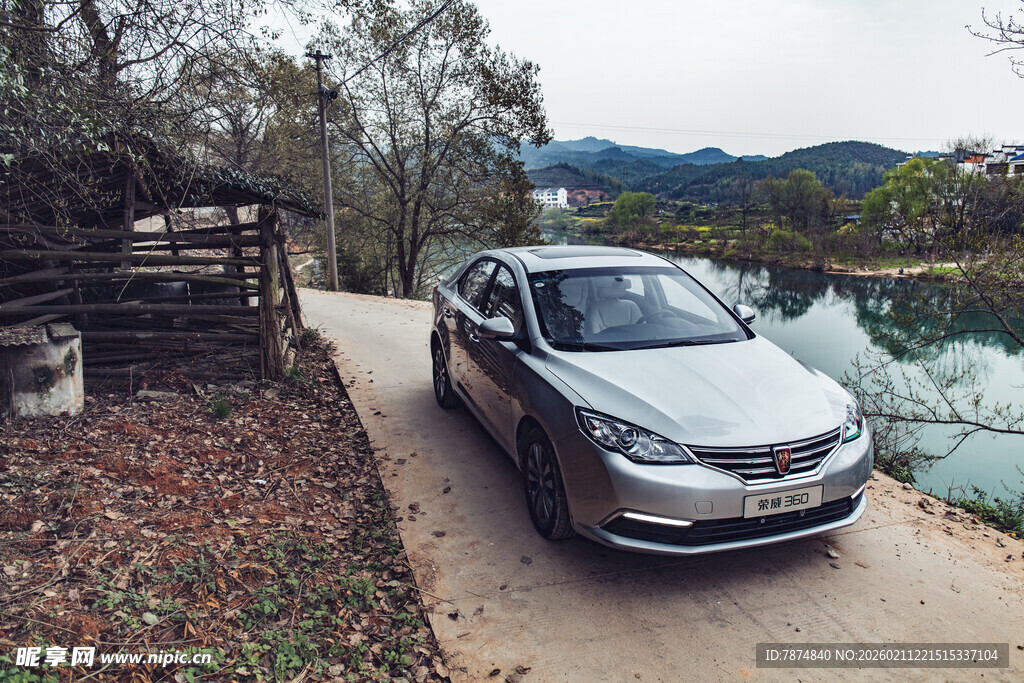 婺源湖畔旁的汽车与古朴小屋