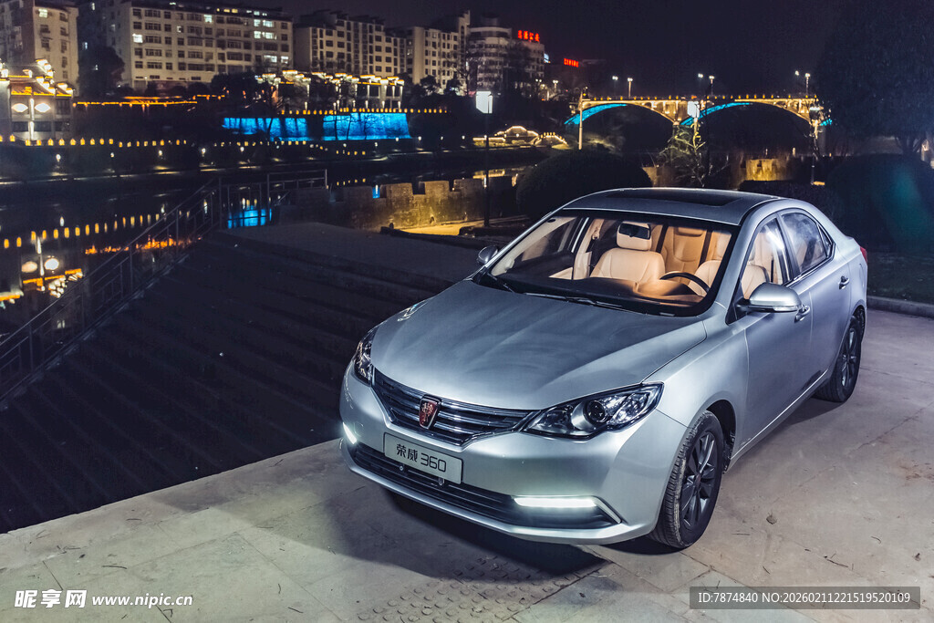 婺源都市夜色中的银色轿车