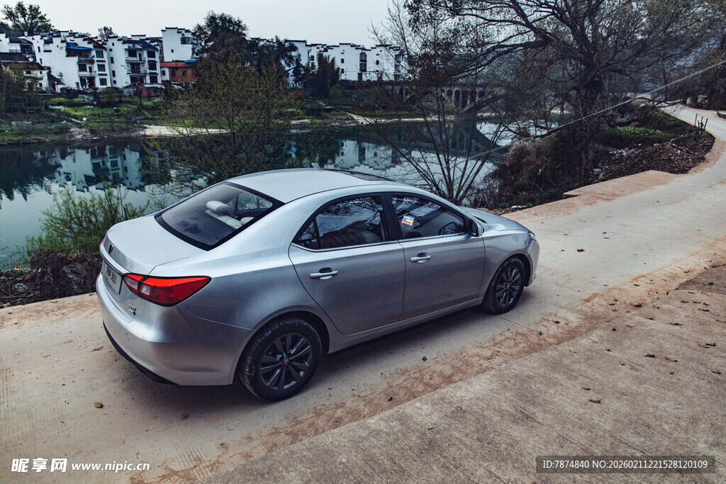 婺源银色轿车停于风景优美处