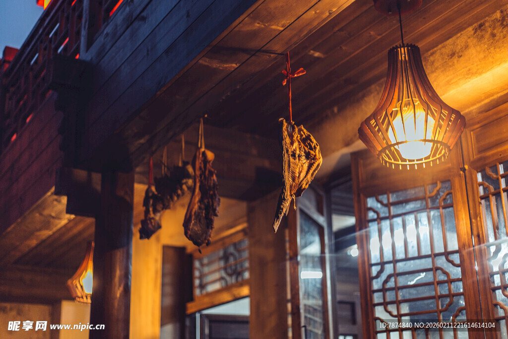婺源古屋内悬挂的复古风灯具