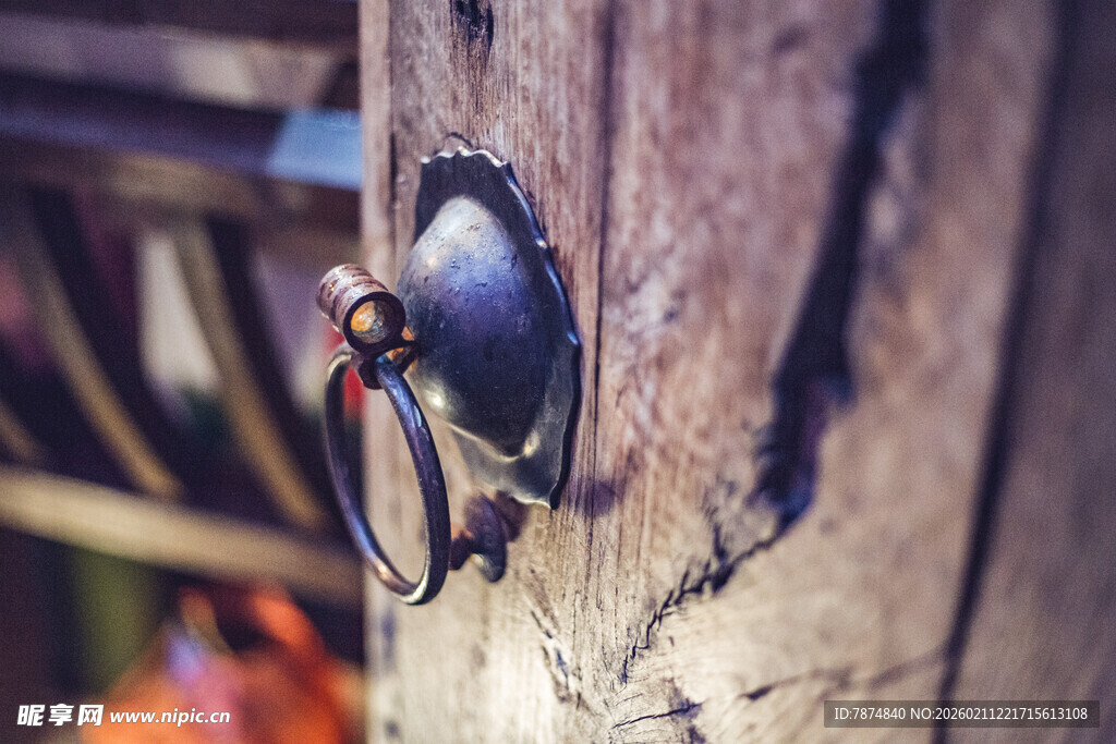 婺源复古木门上的金属门环