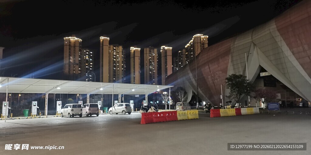 夜晚繁华广场灯光璀璨