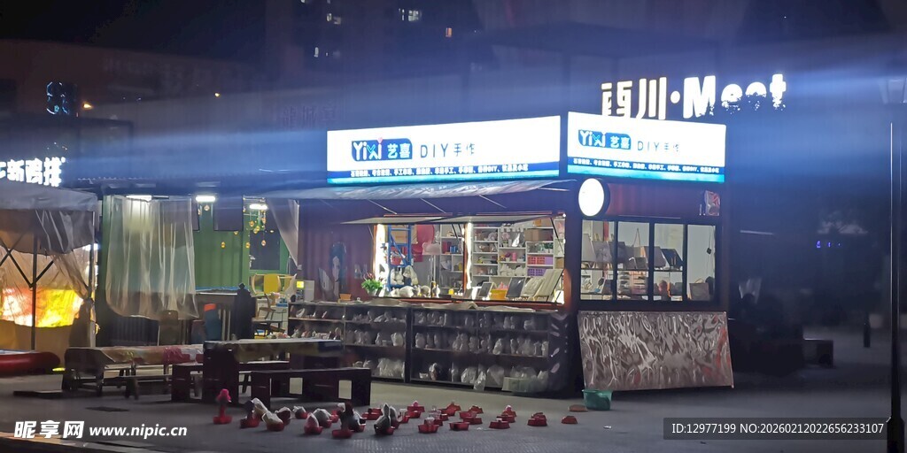 夜晚街边的特色小吃店铺