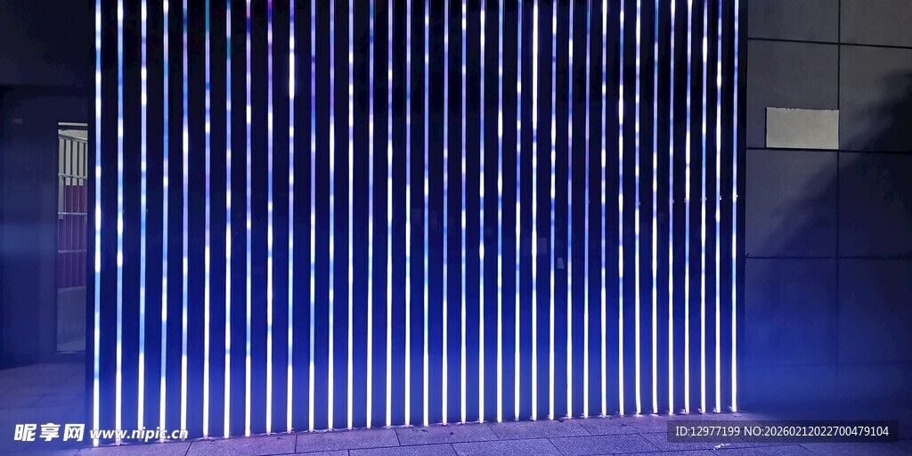 蓝色光柱营造梦幻空间
