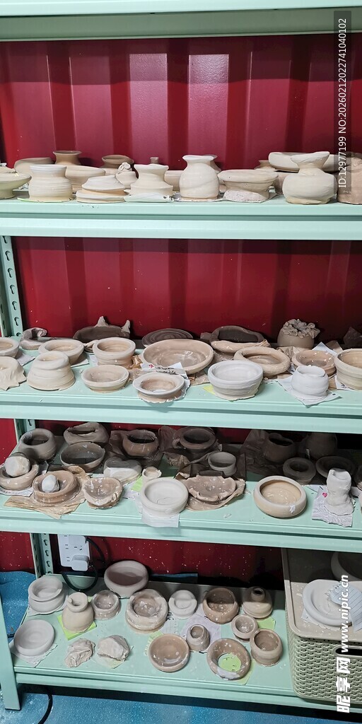 货架上摆放的多样陶瓷制品