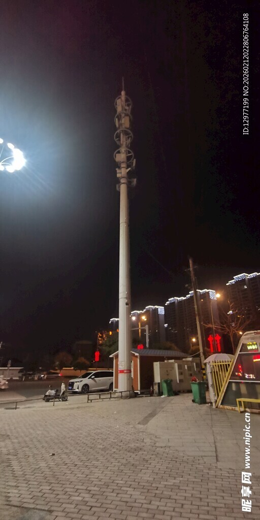 夜晚广场的高耸灯柱与设施