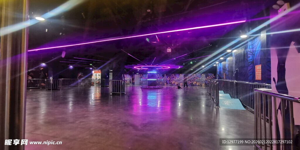 炫酷灯光下的室内娱乐空间