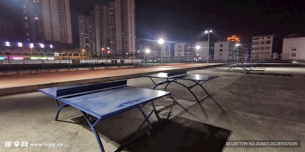 城市天台夜色中的乒乓球桌