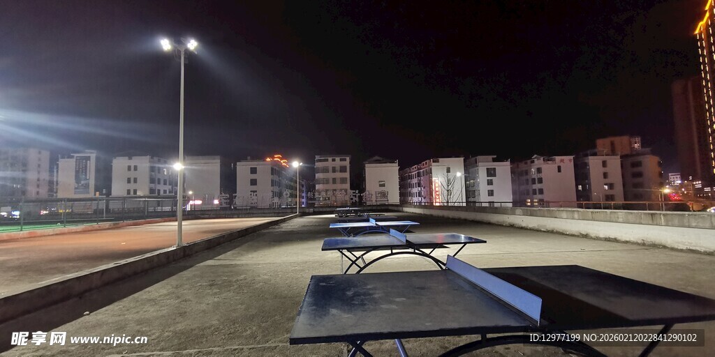 夜晚户外的休闲健身场地