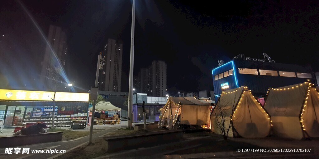夜间道路氛围发光帐篷屋