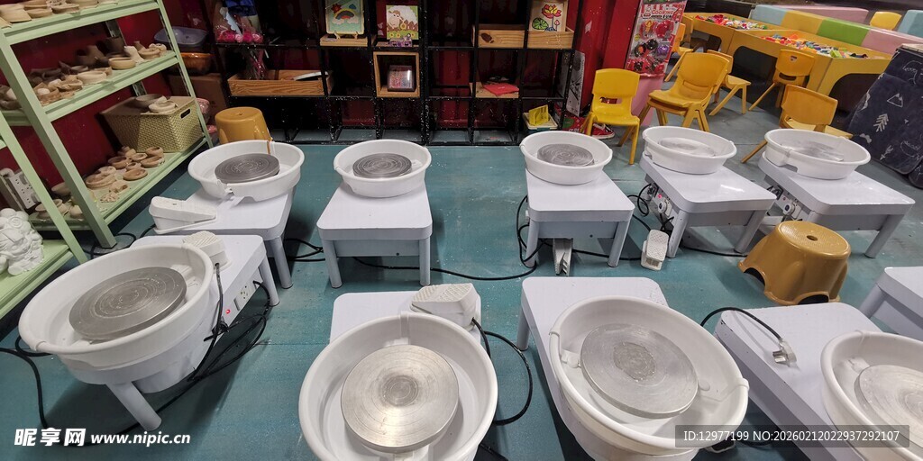 展示中的多样陶瓷餐具