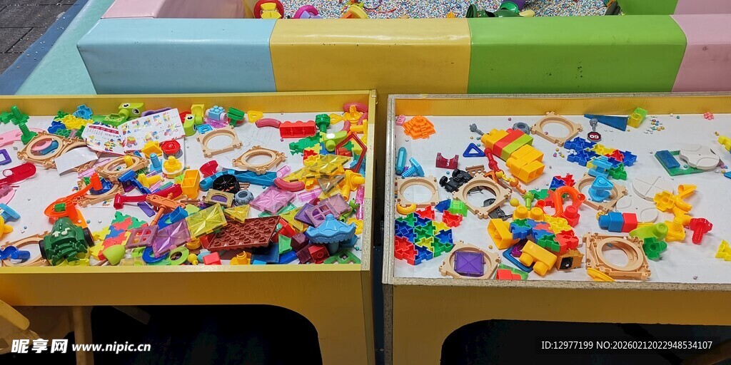 多彩积木玩具摆满桌面