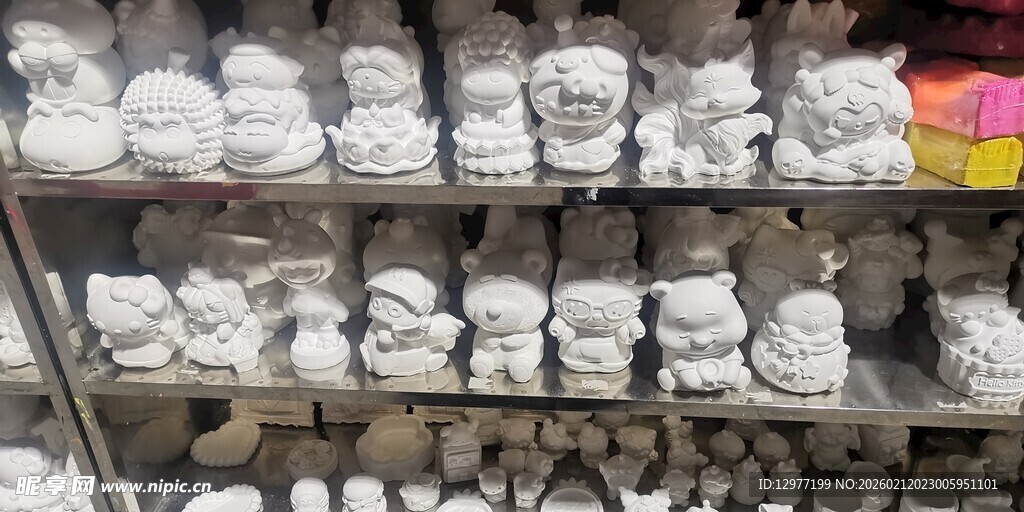 卡通白色待上色的石膏娃娃