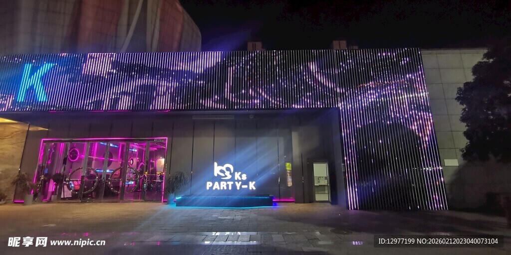 梦幻灯光装饰的店铺入口