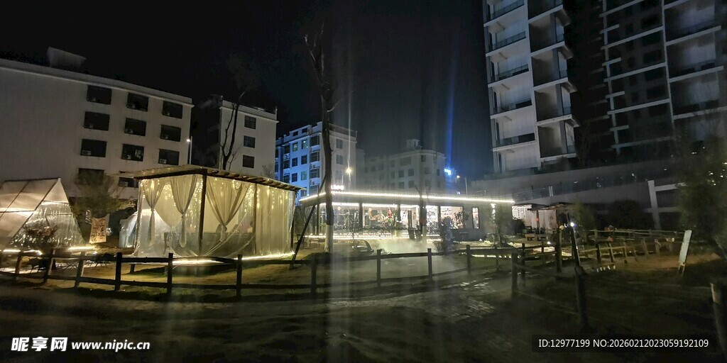 夜晚小区内的景观设施