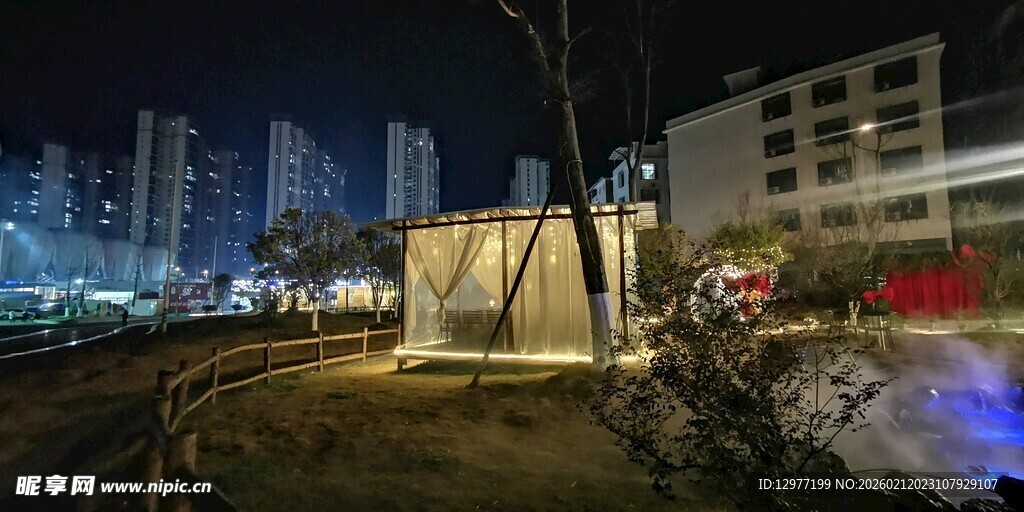 城市夜景中的静谧角落