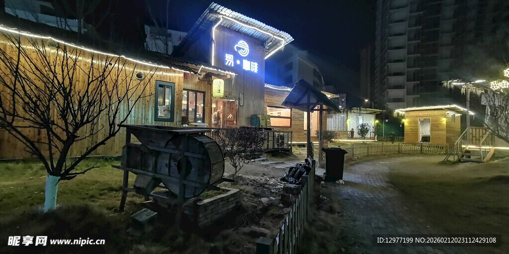 夜晚街边温馨小店景象