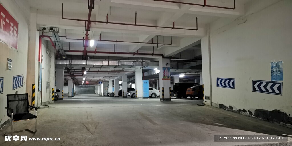 空旷地下停车场内部景象