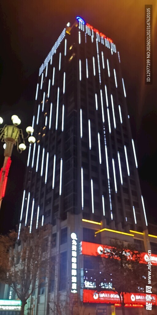 城市夜景中的璀璨摩天大楼