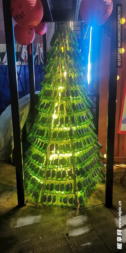 啤酒瓶组成的创意圣诞树