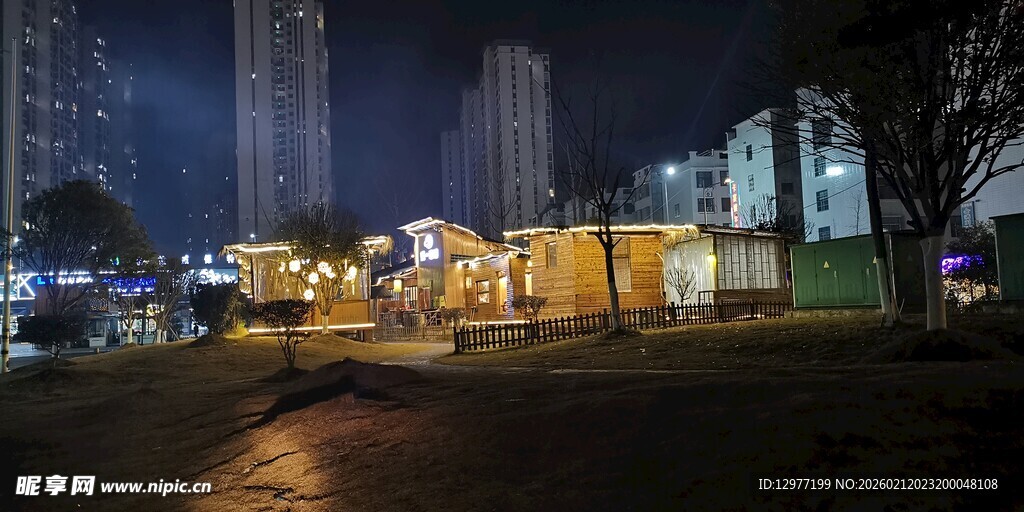 城市夜景中的璀璨灯光建筑