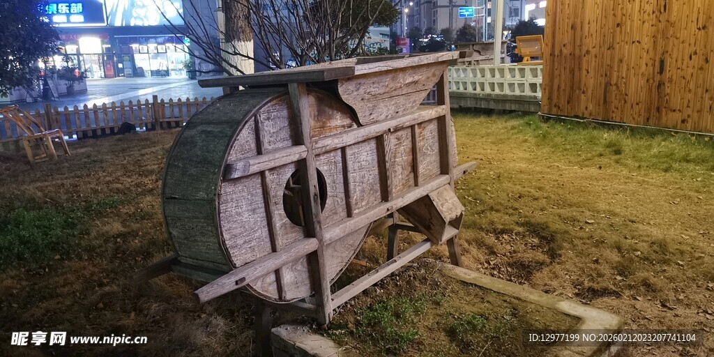 户外古朴木质谷子机景观