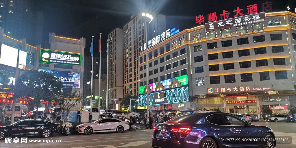 城市夜晚繁华街道景象