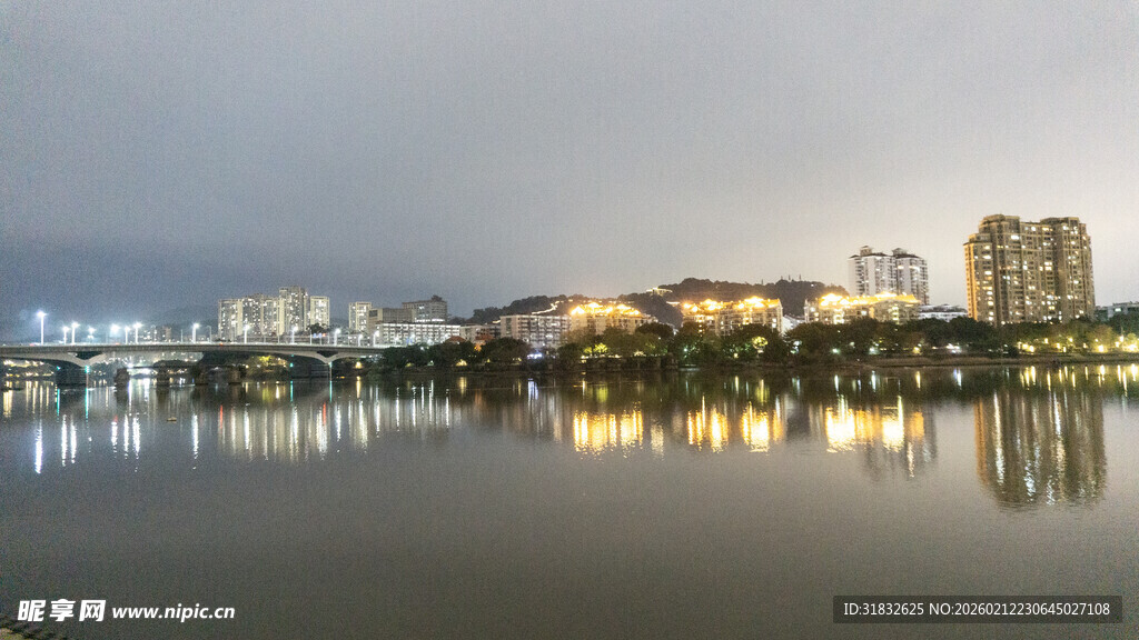 城市湖畔夜景倒影