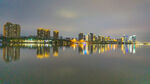 城市湖畔夜景倒影