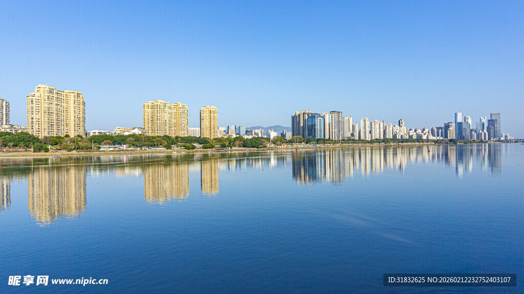 城市湖畔风光倒影如画