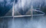 云雾中的现代桥梁景观
